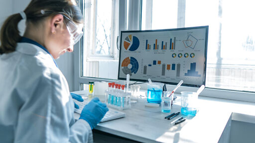 Studentin experimentiert in ihrem Biochemie Studium Studentin experimentiert in ihrem Biochemie Studium