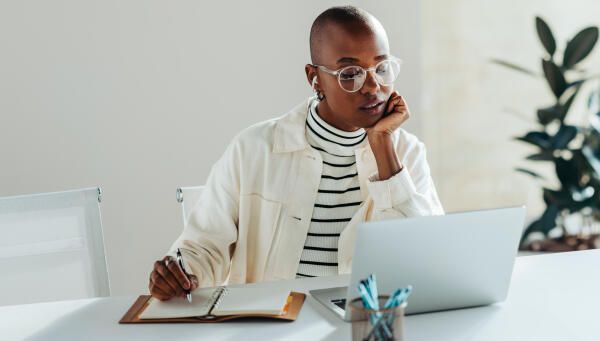Social Media Managerin vor Laptop