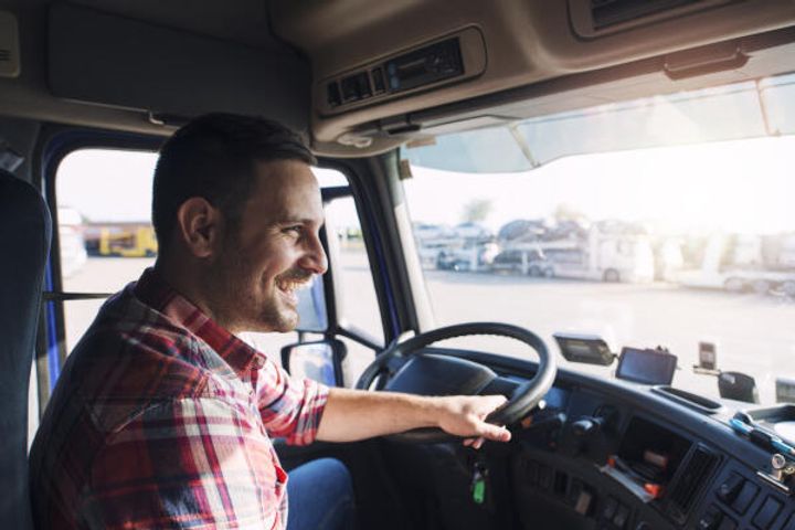 Berufskraftfahrer steuert LKW