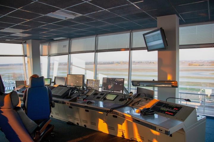 Flugdienstberater arbeitet im Tower