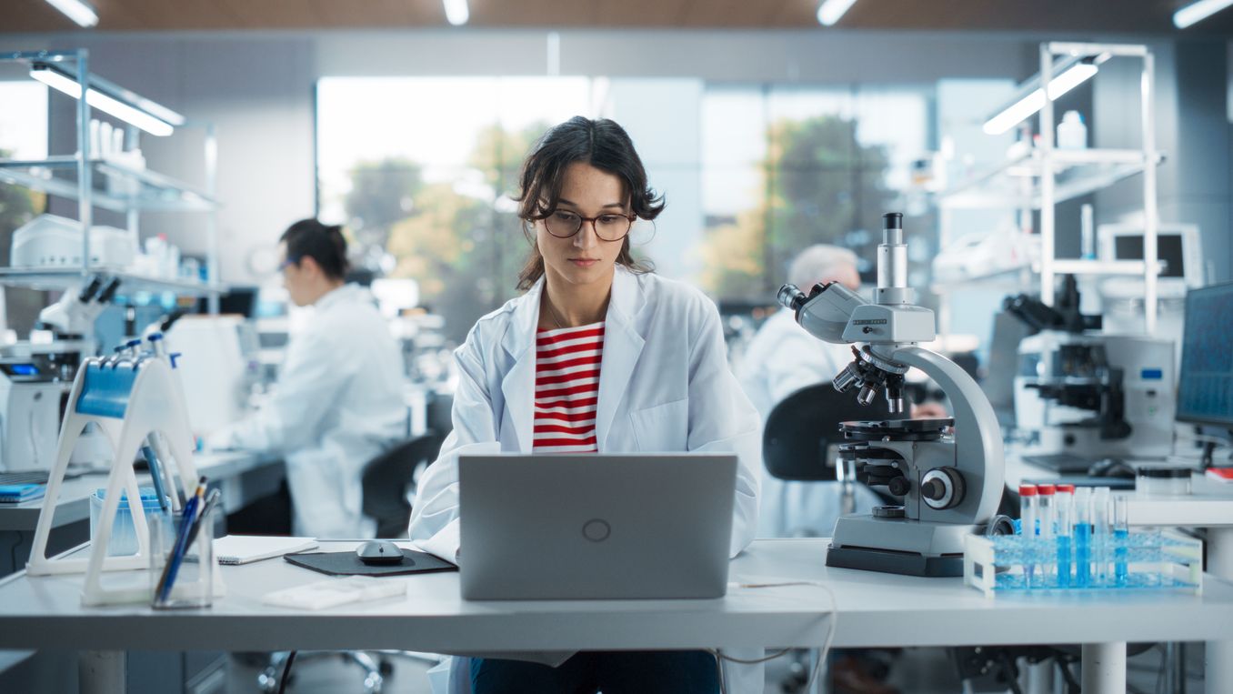 Studentin arbeitet an Fall-Kontroll-Studie