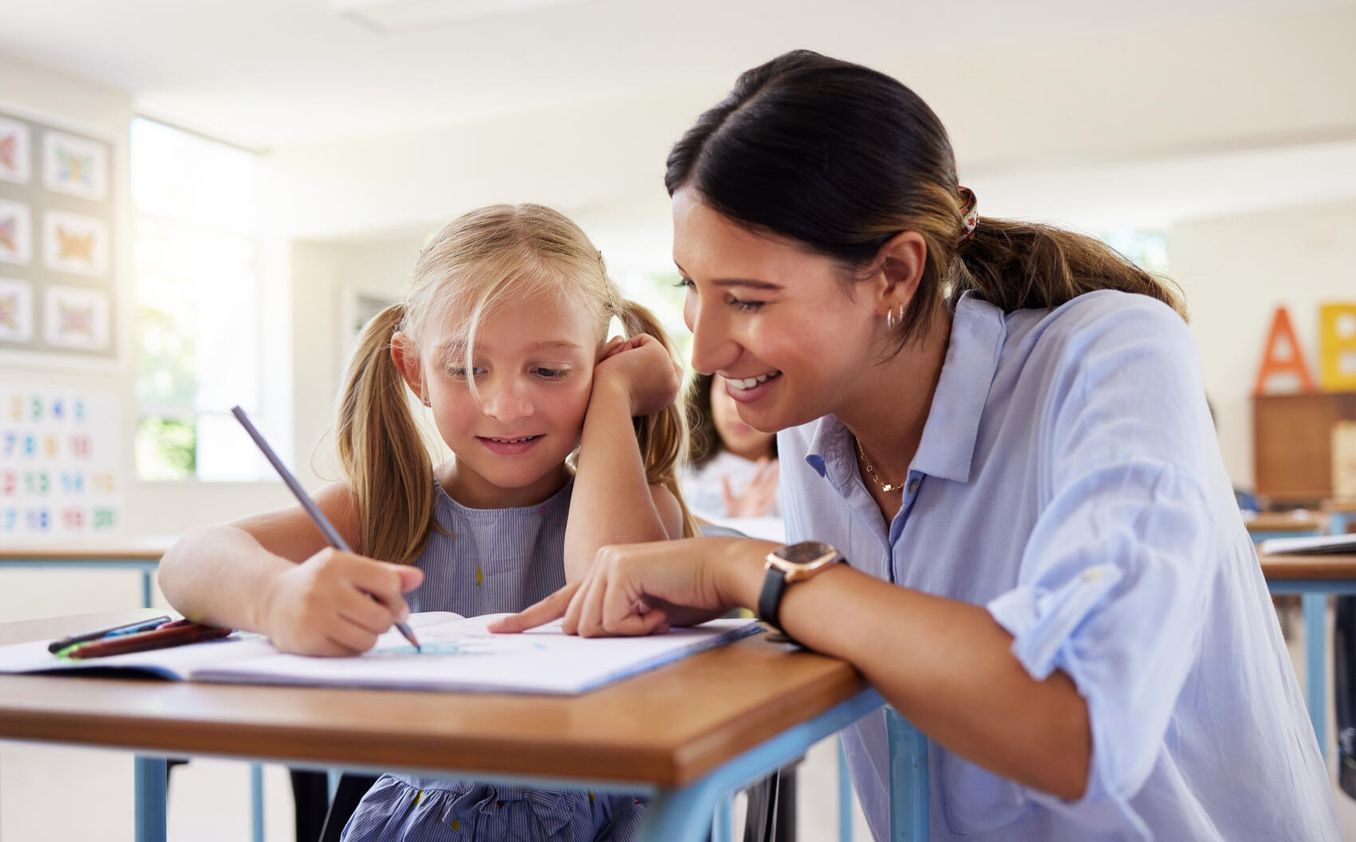 Grundschulpaedagogik – Studierende macht ihr Referendariat an einer Schule