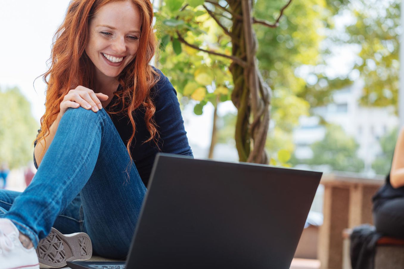 Studentin freut sich über Seminararbeit Expose Tipps