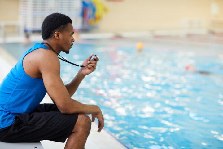 Sporttauchlehrer unterrichtet Schu¨ler