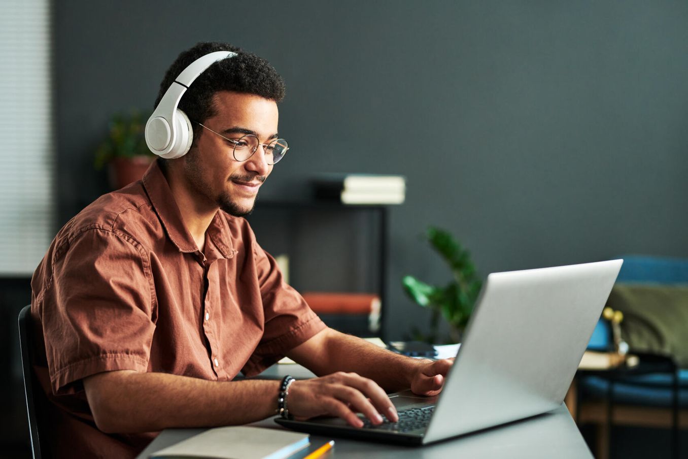 Kontakt – Junger Mann mit Laptop