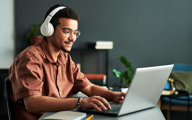 Kontakt – Junger Mann mit Laptop Kontakt – Junger Mann mit Laptop