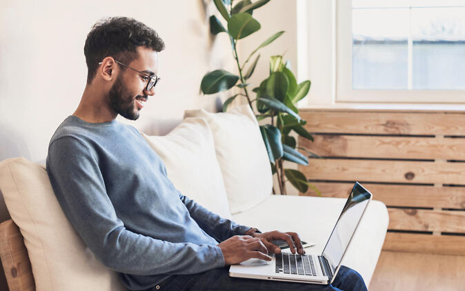 Bachelorarbeit Abstract Student schreibt Bachelorarbeit Abstract auf Sofa