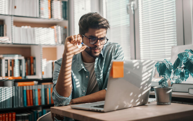 Fernstudium – Student lernt zuhause für sein aktuelles Modul Fernstudium – Student lernt zuhause für sein aktuelles Modul