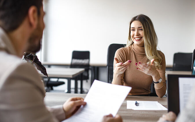 Berufe ohne Schulabschluss – Junge Frau im Vorstellungsgespräch Berufe ohne Schulabschluss – Junge Frau im Vorstellungsgespräch