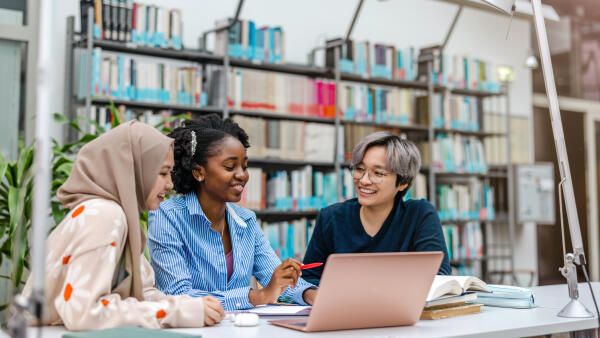 Studenten weisen Teilnehmer Gruppen zu