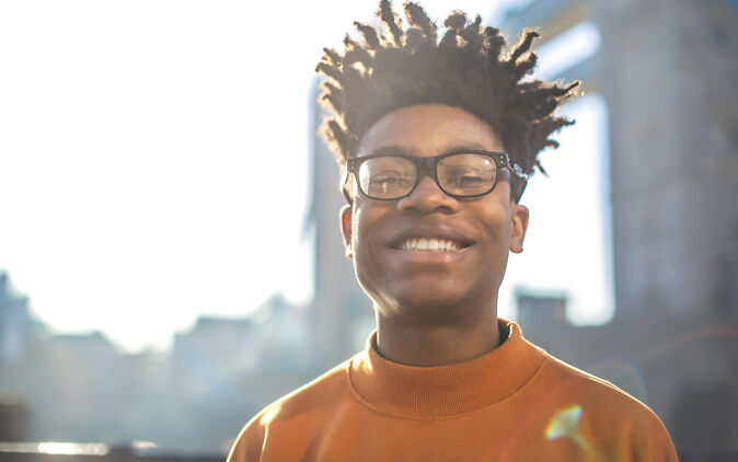 Mindset Positives Mindset – junger Mann lächelt