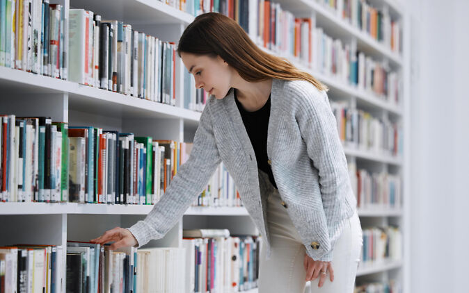 Schwerste Studiengänge – Studierende verbringt viel Zeit in der Bibliothek um zu lernen Schwerste Studiengaenge – Studierende verbringt viel Zeit in der Bibliothek um zu lernen