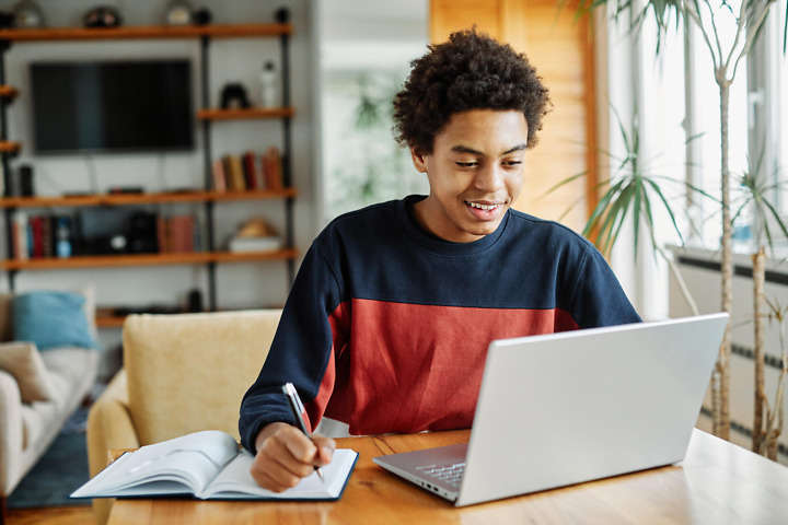 Student schreibt Bachelorarbeit am Laptop