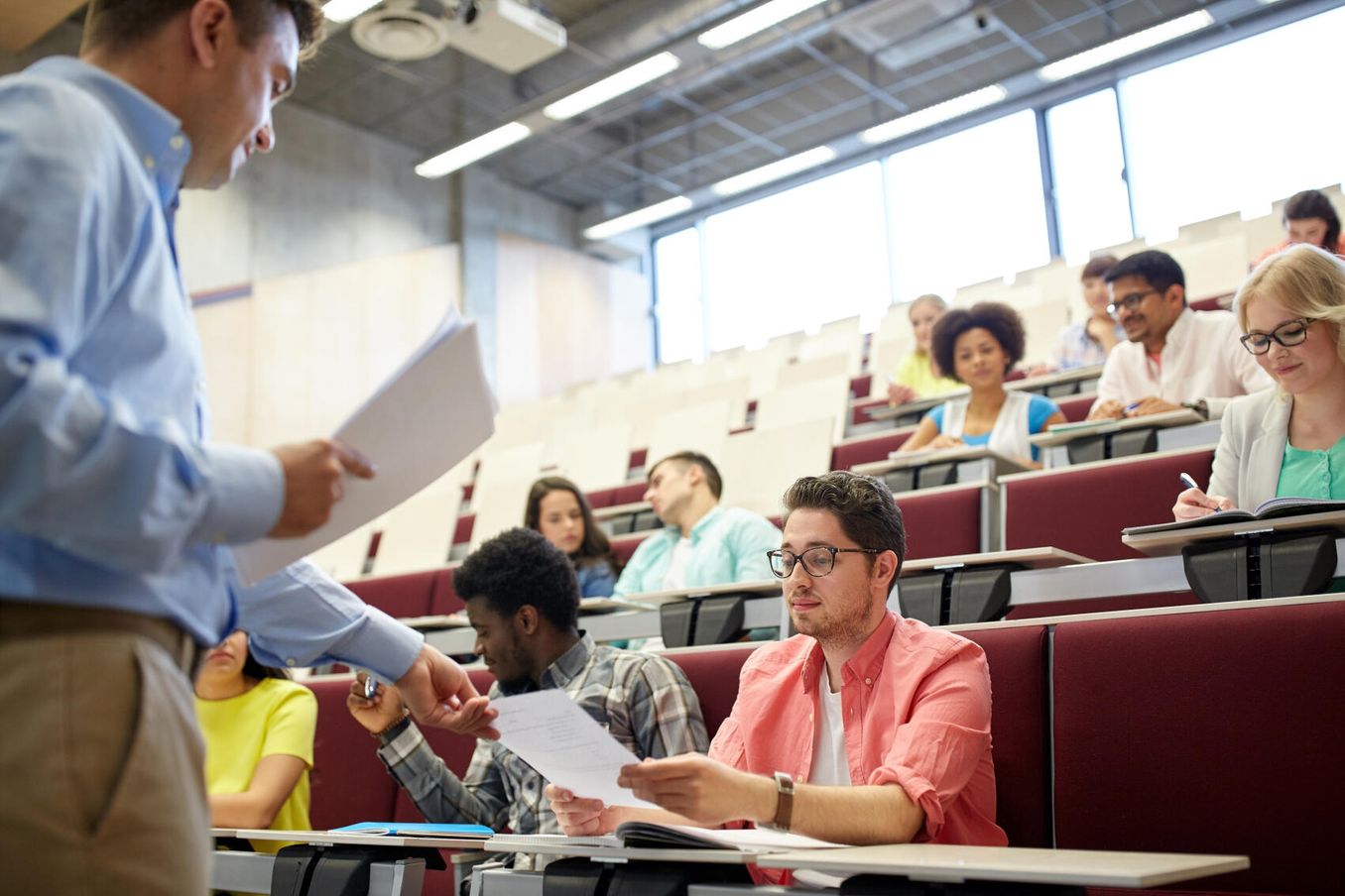 Auslandsstudium – Studierende sitzen im Hoersaal