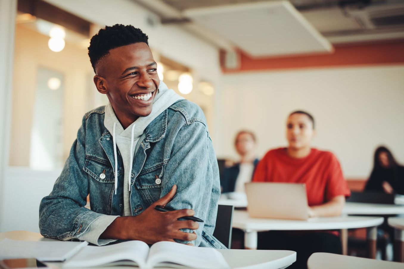 Fachoberschulreife – Schueler laechelt im Unterricht
