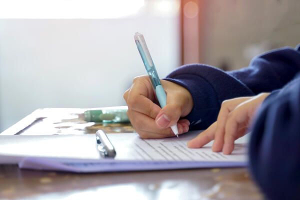 Studentin arbeitet an Fragebogen