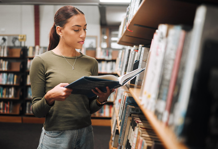 Studentin recherchiert für Bachelorarbeit Expose