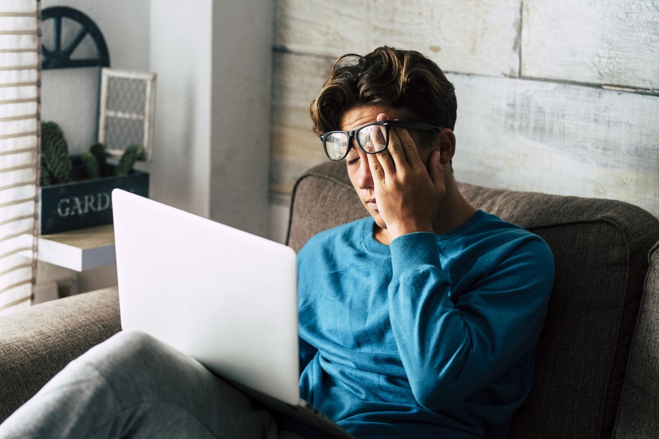 Student ist traurig und in seiner Bachelorarbeit durchgefallen