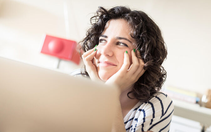 Bachelorarbeit Fazit Studentin schreibt Bachelorarbeit Fazit am Laptop