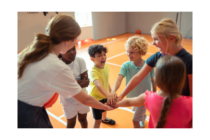 Animateur Freizeit bei Sport mit Kindern