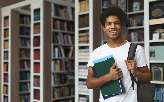Ein Studentenausweis ermöglicht dem Studierenden Zugang zur Ausleihe in der Bibliothek Ein Studentenausweis ermoeglicht dem Studierenden Zugang zur Ausleihe in der Bibliothek
