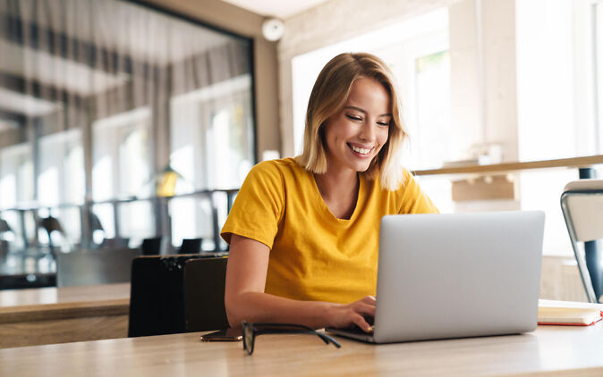 Studentin am Laptop beim Reflexion schreiben Studentin am Laptop beim Reflexion schreiben