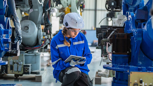 Instandhaltungstechniker arbeiten mit Maschinen und Anlagen Instandhaltungstechniker arbeiten mit Maschinen und Anlagen