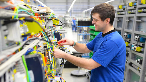 IT-Systemelektroniker repariert Gerät IT-Systemelektroniker repariert Gerät