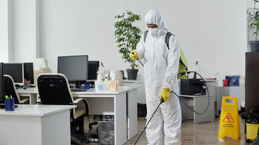 Desinfektor bei der Arbeit Desinfektor bei der Arbeit