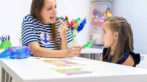 Atem-, Sprech- und Stimmlehrer bei der Arbeit