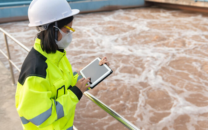 Umwelttechnologe fu¨r Abwasserbewirtschaftung kontrolliert Zwischenkla¨rbecken Umwelttechnologe fu¨r Abwasserbewirtschaftung kontrolliert Zwischenkla¨rbecken