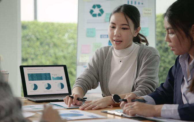 Nachhaltigkeitsberater bei der Arbeit Nachhaltigkeitsberater bei der Arbeit