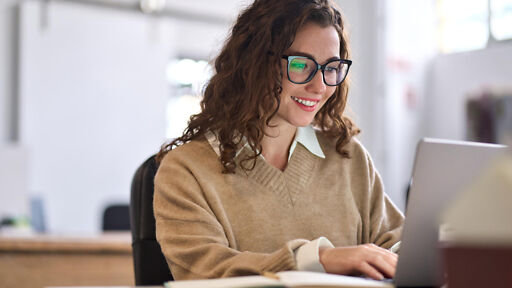 Handelsfachwirt – Handelsfachwirtin bei der Arbeit Handelsfachwirt – Handelsfachwirtin bei der Arbeit