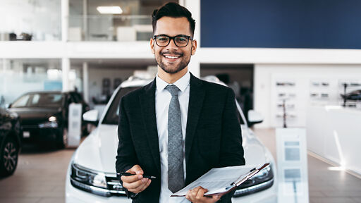 Automobilkaufmann bei der Arbeit Automobilkaufmann bei der Arbeit