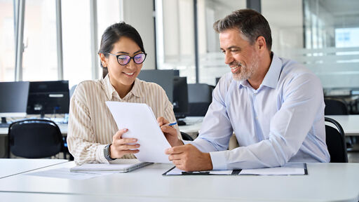 Versicherungsmakler – Versicherungsmaklerin unterzeichnet Vertrag mit Kunde Versicherungsmakler – Versicherungsmaklerin unterzeichnet Vertrag mit Kunde