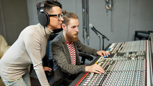 Audio-Engineer bei der Arbeit Audio-Engineer bei der Arbeit