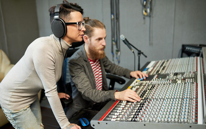 Audio-Engineer bei der Arbeit Audio-Engineer bei der Arbeit