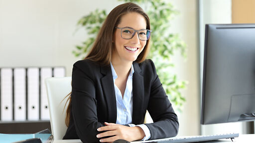 Gerichtsvollzieherin bei der Arbeit Gerichtsvollzieherin bei der Arbeit
