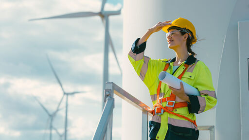 Umweltingenieur – Umweltingenieurin arbeitet an Windpark Umweltingenieur – Umweltingenieurin arbeitet an Windpark