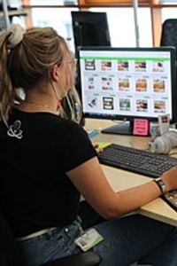 Anne (23), Kauffrau für Marketingkommunikation