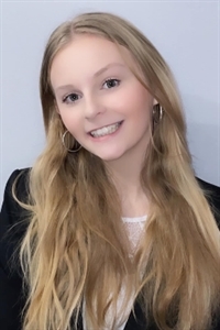 Celina (18), Steuerfachangestellte
