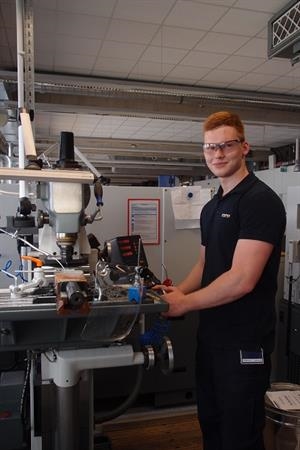 Auszubildender als Fachkraft für Metalltechnik bei der OLYMPUS EUROPA SE & CO. KG Auszubildender als Fachkraft für Metalltechnik bei der OLYMPUS EUROPA SE & CO. KG