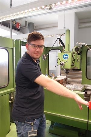 Auszubildender als Zerspanungsmechaniker bei der OLYMPUS EUROPA SE & CO. KG Auszubildender als Zerspanungsmechaniker bei der OLYMPUS EUROPA SE & CO. KG