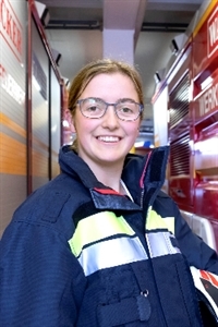 Laura (19), Werkfeuerwehrfrau