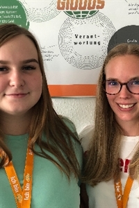 Jasmin & Anna (19), Kauffrau für Büromanagement