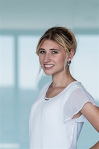 Nele (19), Bankkauffrau
