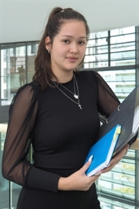 Karolin (19), Kauffrau für Büromanagement