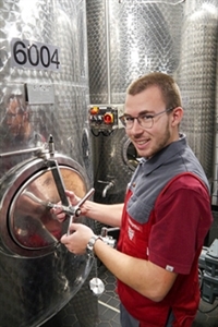 Leonhard (22), Weintechnologe