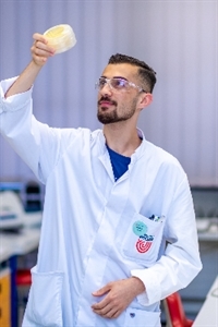 Bashar (21), Biologielaborant/in