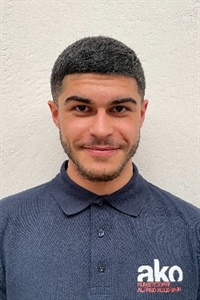 Emir (21), Fachkraft für Lagerlogistik